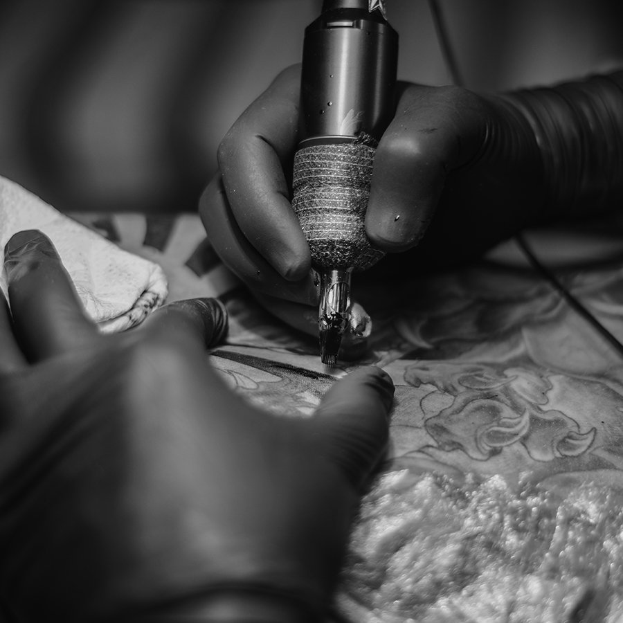 close-up-of-the-tattoo-machine-tattooing-3YDVXN4.jpg