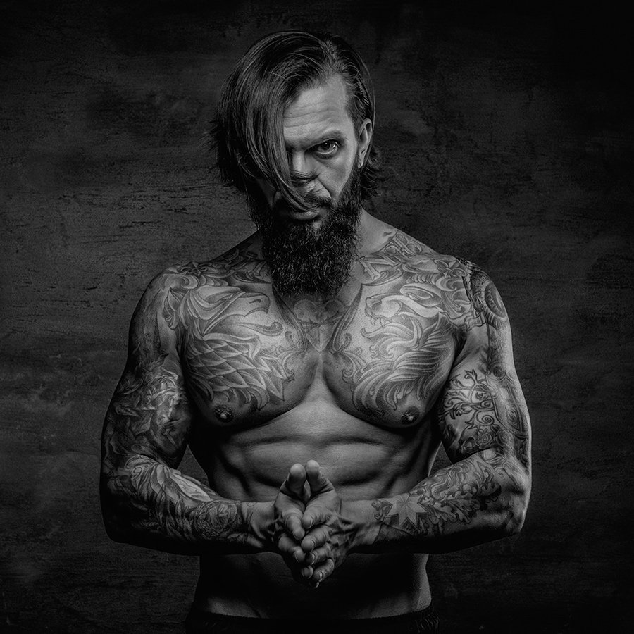 portrait-of-a-man-with-tattooed-body-24CKU6N.jpg